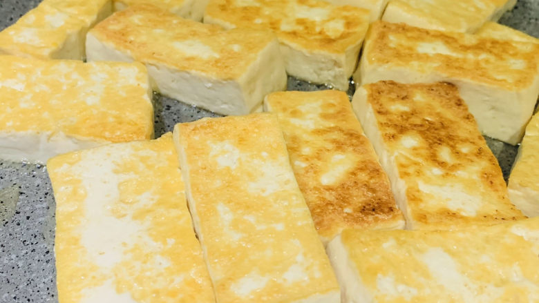 鸭血烧豆腐,小火慢煎,两面金黄,即可出锅,和蛋放一个碗待用