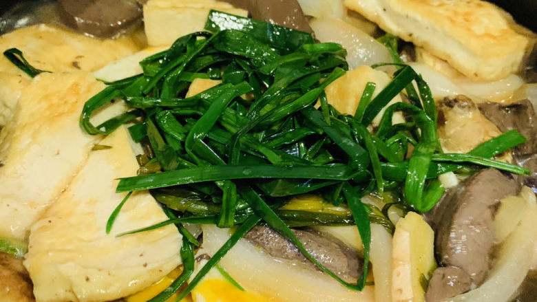 鸭血烧豆腐,加入开水,中小火烧十分钟,快好时加入蒜叶