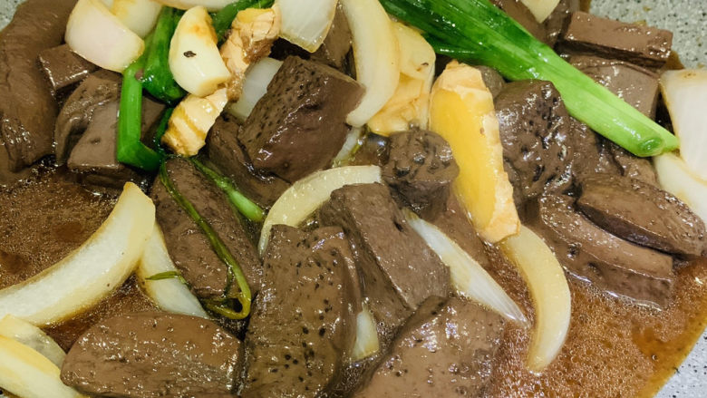 鸭血烧豆腐,翻炒,料酒可去鸭血腥味