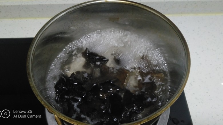 凉拌木耳、胡萝卜、海石花,锅中放入适量水,水开后放入木耳焯水90秒