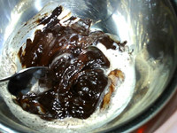 松露巧克力,隔水加热至溶化,搅拌均匀,离火