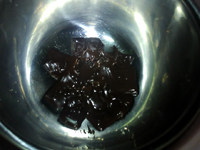 松露巧克力,隔水加热至溶化,离火