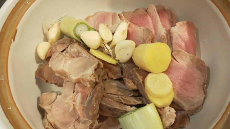 手撕牛肉干,放入盆中,加入葱姜蒜