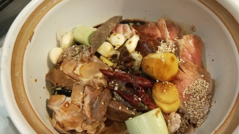 手撕牛肉干,<a style='color:red;display:inline-block;' href='/shicai/ 741'>香叶</a>,倒入料酒,酱油。