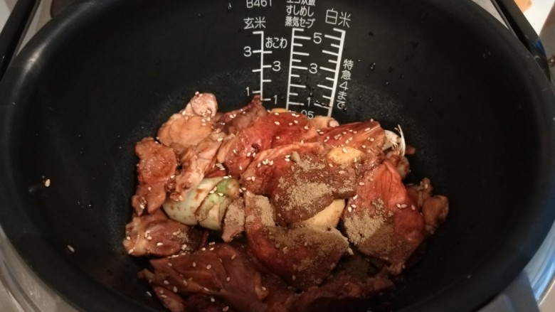 手撕牛肉干,倒入电饭锅,不要加水,直接蒸。