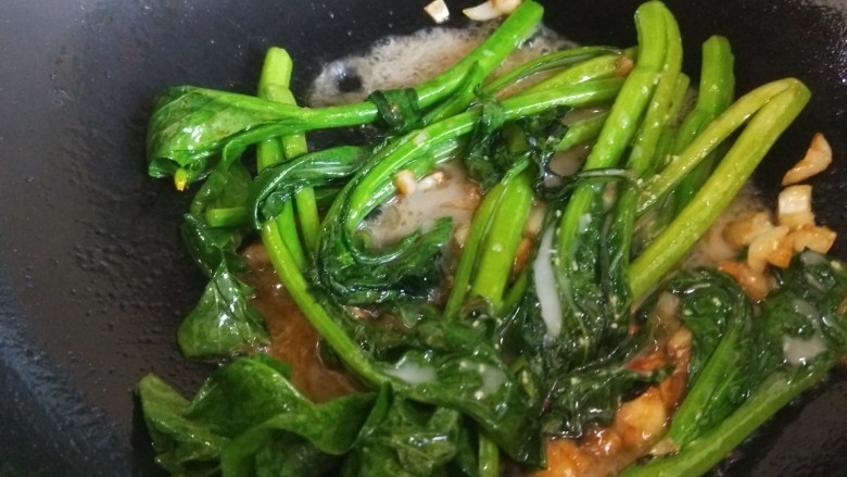 蚝油芥兰,炒均匀加入适量盐,鸡精,倒入水淀粉勾芡。