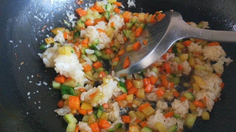 咖喱蛋炒饭,倒入米饭,鸡蛋,盐,炒均匀即可。