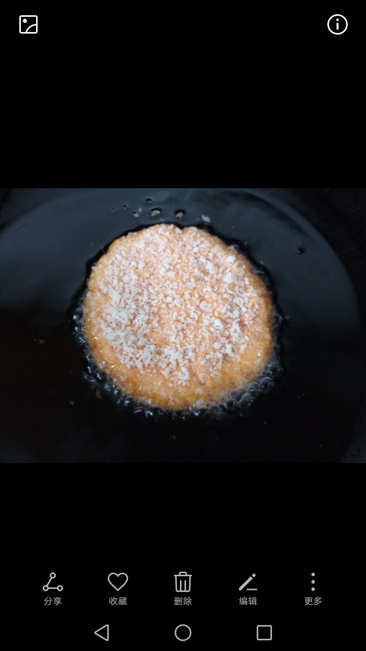 脆皮南瓜饼,放入南瓜饼,小火慢煎