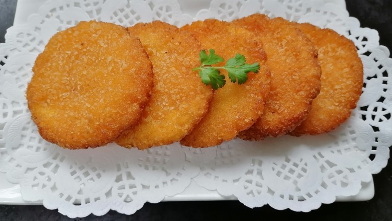 脆皮南瓜饼,按顺序码放在盘中,底下垫上吸油纸