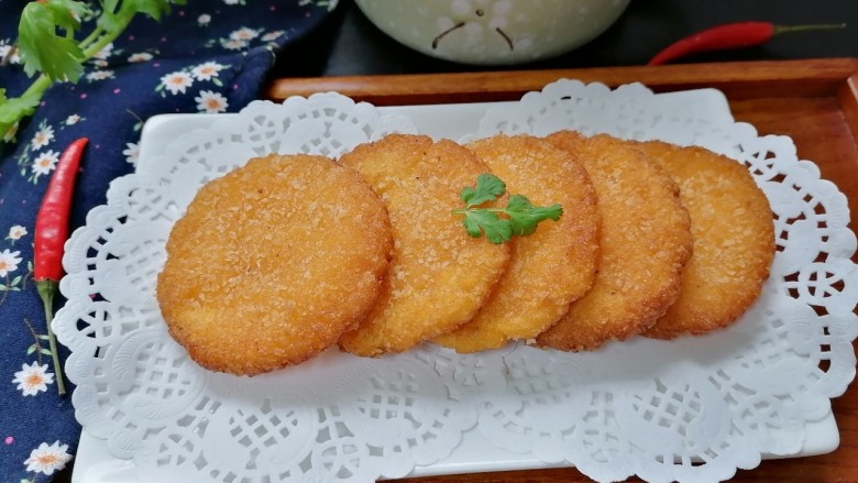 脆皮南瓜饼,拍上成品图,一道香甜酥脆可口的脆皮南瓜饼就完成了。