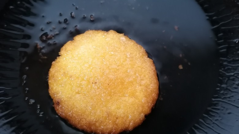 脆皮南瓜饼,一面煎熟翻一面继续煎,煎至两面金黄即可