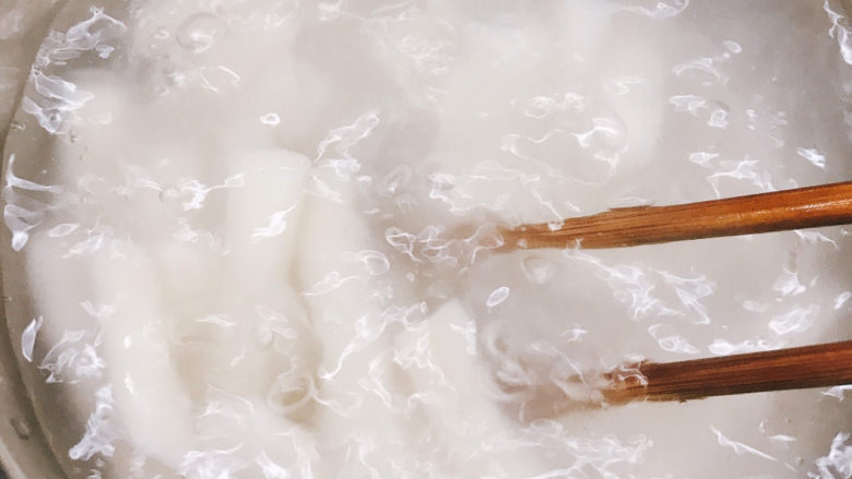 猪皮泡菜炒年糕,水开后下年糕煮2分钟