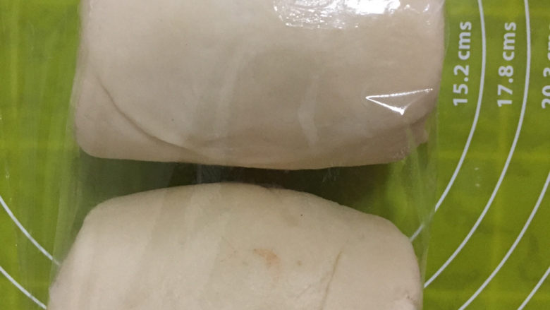 红豆酥,沿一边卷起,盖保鲜膜后松弛10-15分钟
