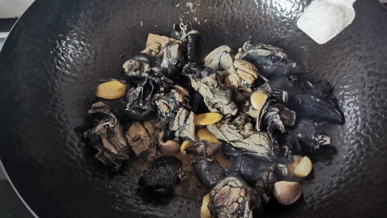 板栗乌鸡汤,适量的盐,翻炒均匀