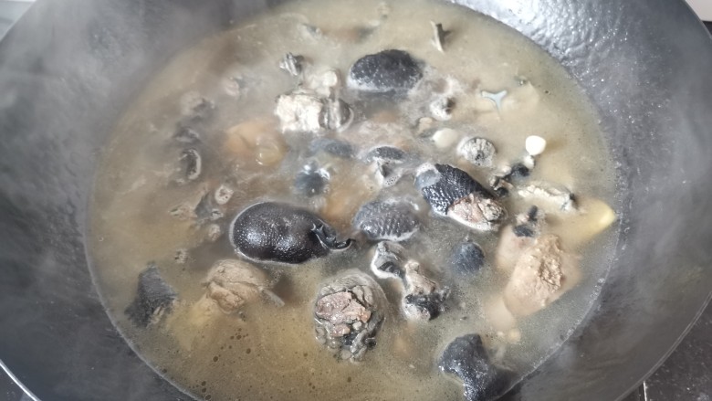 板栗乌鸡汤,加入开水没过鸡块,倒入高压锅压15分钟