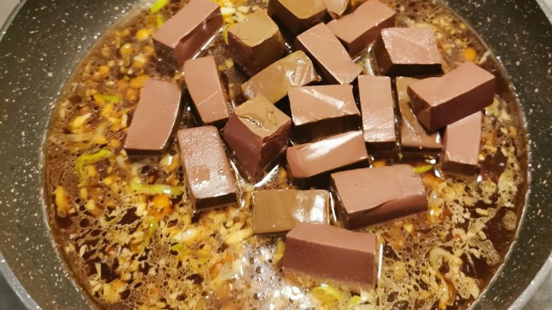 鸭血烧豆腐,煮开之后放入焯水后的鸭血