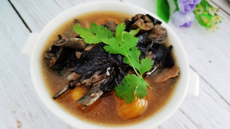 板栗乌鸡汤,出锅装盘,汤汁鲜美