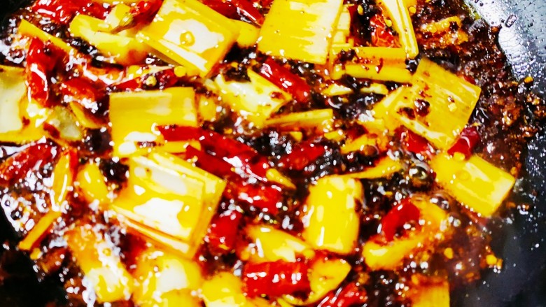 麻辣干锅虾,倒入葱,姜,蒜,干辣椒
