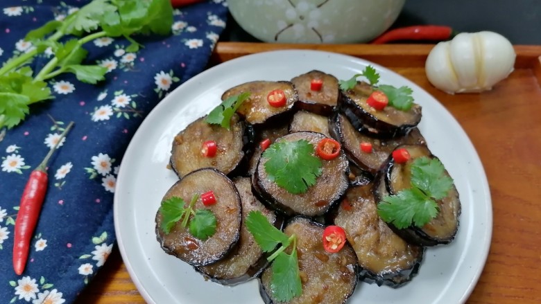 鱼香茄饼,拍上成品图，一盘酸甜可口的鱼香茄饼就完成了。