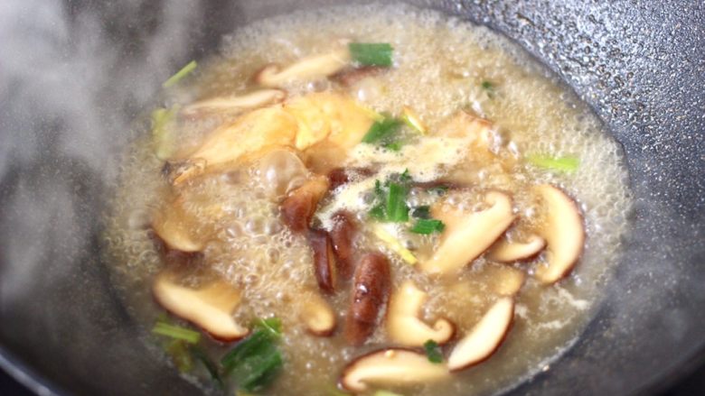 鲍鱼对虾香菇菠菜面,大火煮沸后,继续煮2分钟左右。