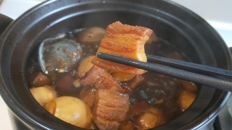 红烧肉鲍鱼炖蛋,炖好的红烧肉肥而不腻入口即化。