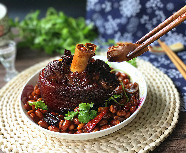 #黄豆炖排骨# 黄豆炖猪肘,肘子酥烂且肥而不腻,黄豆入味有嚼劲