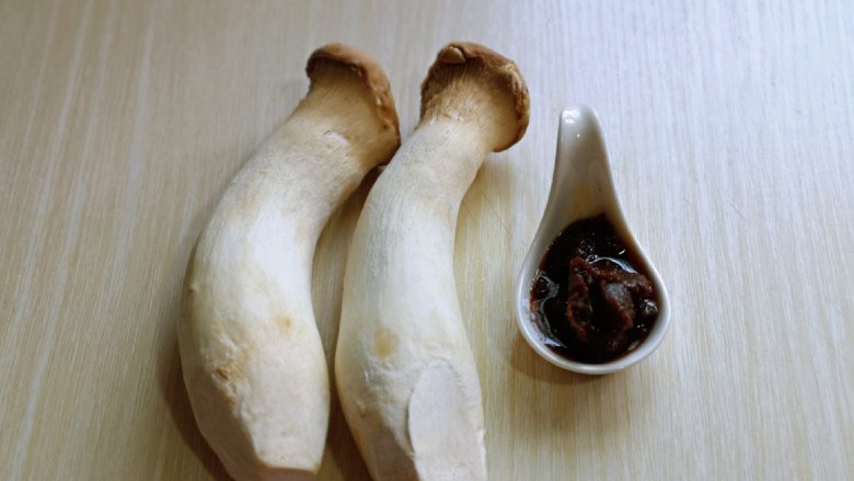 孜然蘑菇,准备食材,<a style='color:red;display:inline-block;' href='/shicai/ 787'>沙茶酱</a>1汤勺。