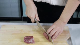 酸菜水煮肉,<a style='color:red;display:inline-block;' href='/shicai/ 4430'>里脊肉</a>切成薄片,放入容器内