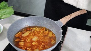 酸菜水煮肉,倒入适量清水,盖上锅盖煮开。