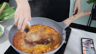 酸菜水煮肉,煮开后放生抽,老抽,盐,糖,搅拌均匀。