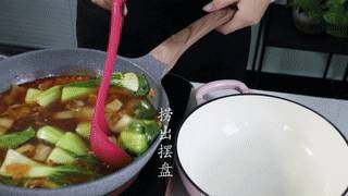 酸菜水煮肉,接着放入油菜,煮软后捞出。