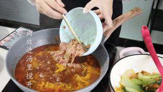 酸菜水煮肉,然后在汤里放入腌制好的里脊肉,煮开后倒入盛菜的容器里。