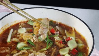 酸菜水煮肉,酸菜水煮肉片就做好啦,超级有食欲~