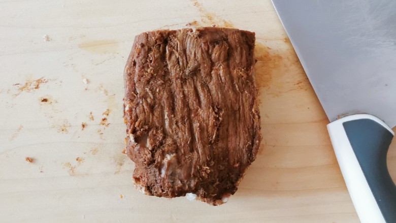 手撕牛肉干,取出 先切块 牛肉放入冷藏后切得会比较整齐
