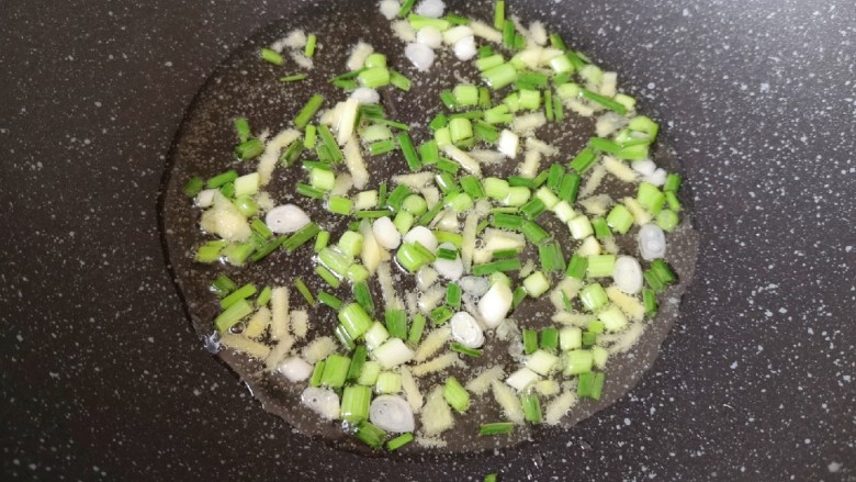 鸭血烧豆腐,炒锅内倒适量的食用油烧热,下入生姜小葱碎炒香。
