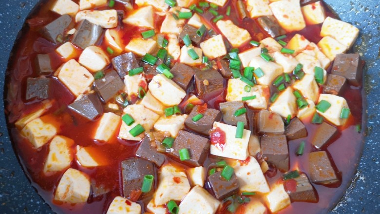 鸭血烧豆腐,最后撒上小葱叶,淋入一点<a style='color:red;display:inline-block;' href='/shicai/ 748'>花椒油</a>翻炒均匀关火出锅。