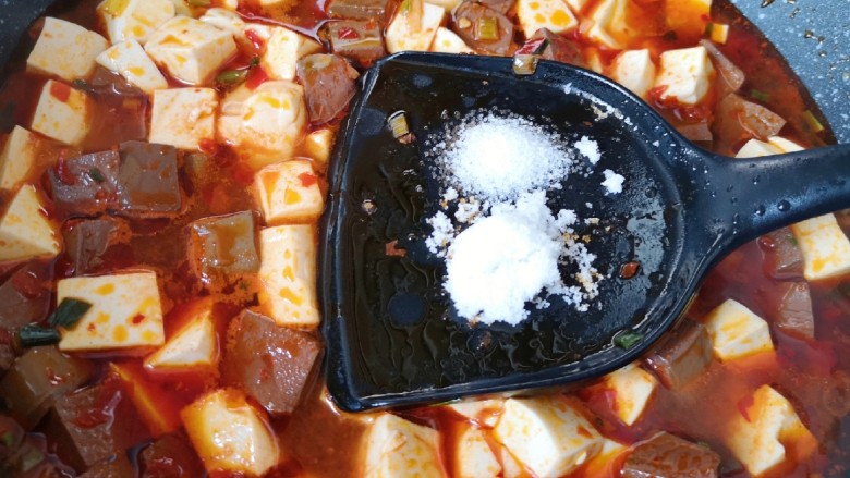 鸭血烧豆腐,放糖和少许盐调味,中小火煮几分钟入味。