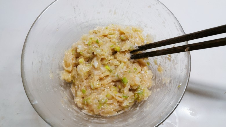 鱼香茄饼,搅拌成肉馅 备用