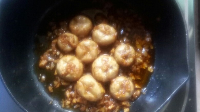 孜然蘑菇,炒香后,关火。