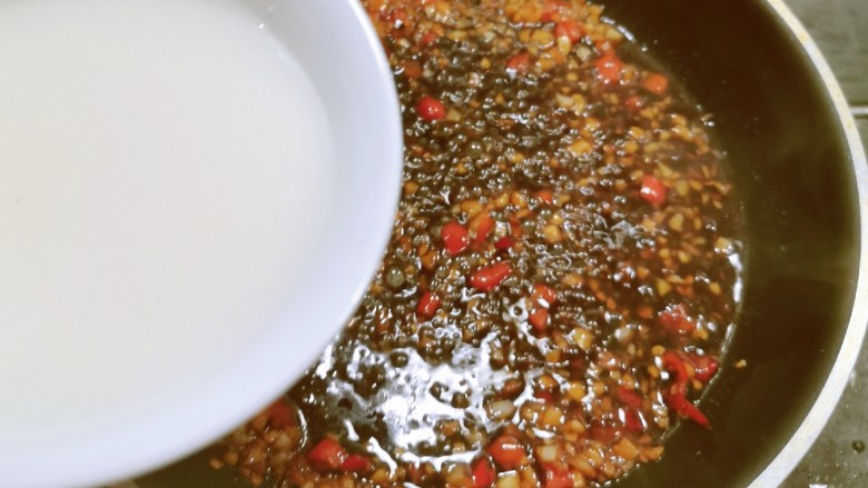 鱼香茄饼,水淀粉勾芡 汤汁浓稠后关火