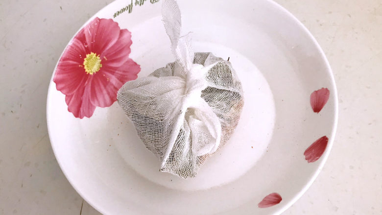 酱香猪蹄,把干调料用消毒后的纱布块包裹起来,干料包做好了备用