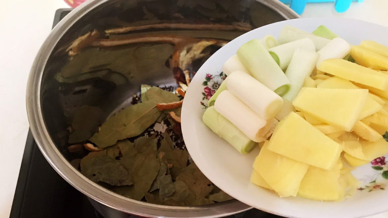手撕牛肉干,加入葱姜,翻炒均匀