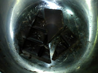香草松露,将巧克力掰碎,放入碗中