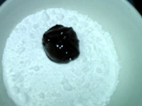 香草松露,放入糖粉中,滚一圈