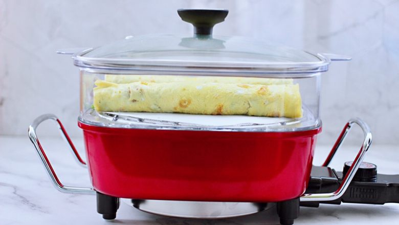 双色如意卷(年夜饭必备),盖上锅盖大火蒸15分钟即可关火。