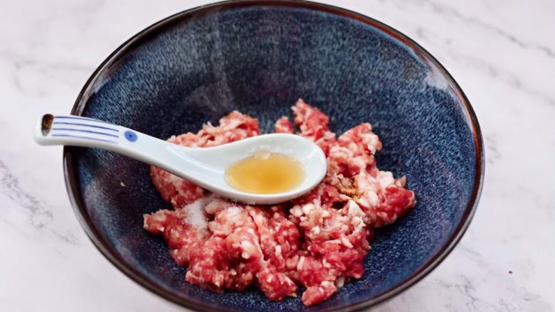 双色如意卷(年夜饭必备),肉馅里放入<a style='color:red;display:inline-block;' href='/shicai/ 718'>料酒</a>去肉腥味。