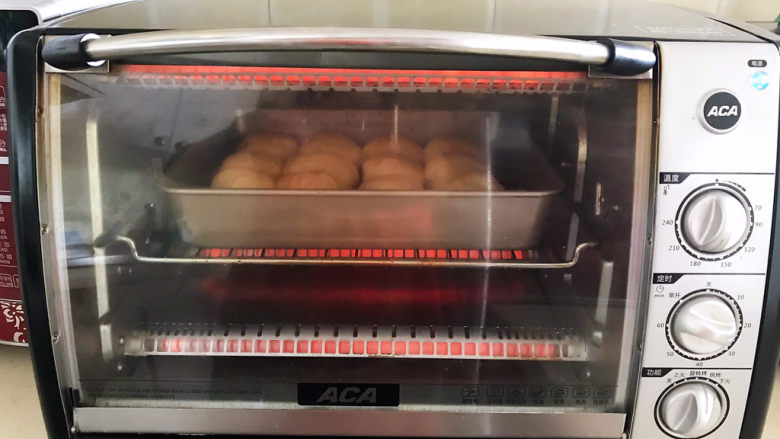 鸡蛋汉堡,把烤盘放入提前预热好的烤箱里,上下火200W,烤15分钟