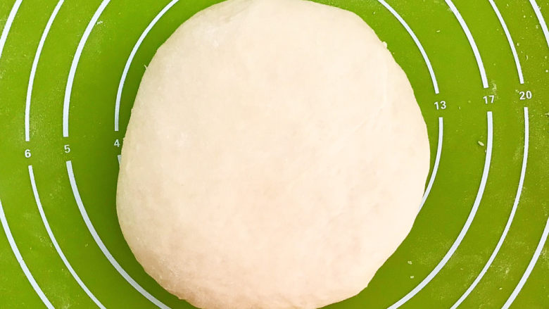 鸡蛋汉堡,把面团取出来,揉圆