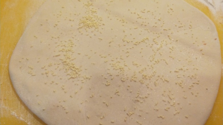 鸡蛋汉堡,早上起来就可以制作,先擀成大饼披撒上适量盐,鸡精。。