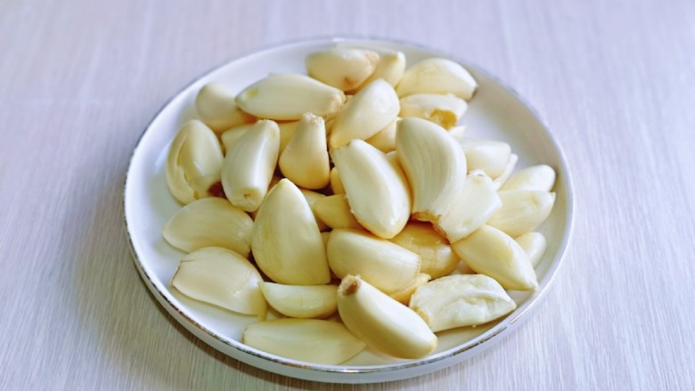 葱爆羊肉片,<a style='color:red;display:inline-block;' href='/shicai/ 2794'>大蒜</a>去皮,洗干净,再用厨房用纸擦干。